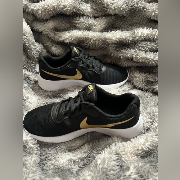 125:Nike Tanjun : Youth Size 7Y: Black / White- Gold - Picture 2 of 8